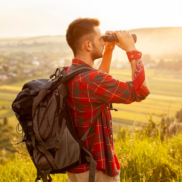 Foto gratuita ritratto di uomo con binocolo