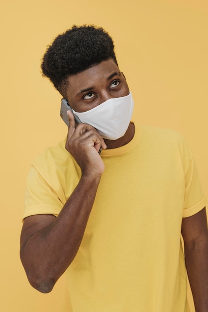 Free photo portrait of man with face mask and smartphone