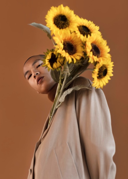 Free photo portrait man with flowers