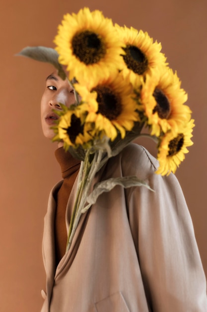 Free photo portrait man with flowers