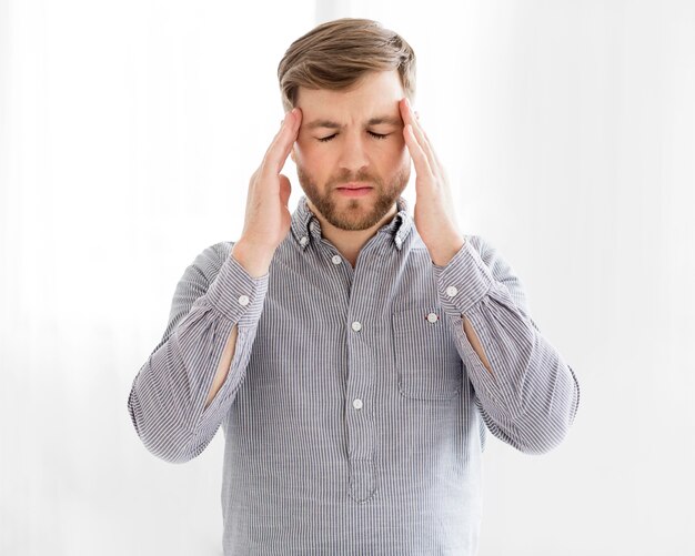 Портрет мужчины с головной болью