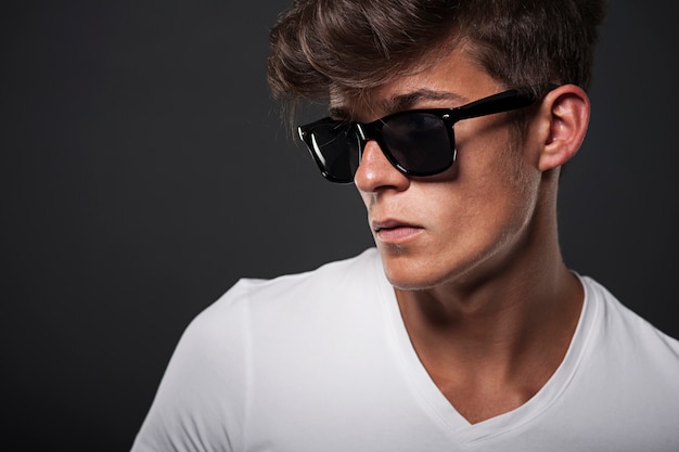 Free photo portrait of a man with hipster glasses
