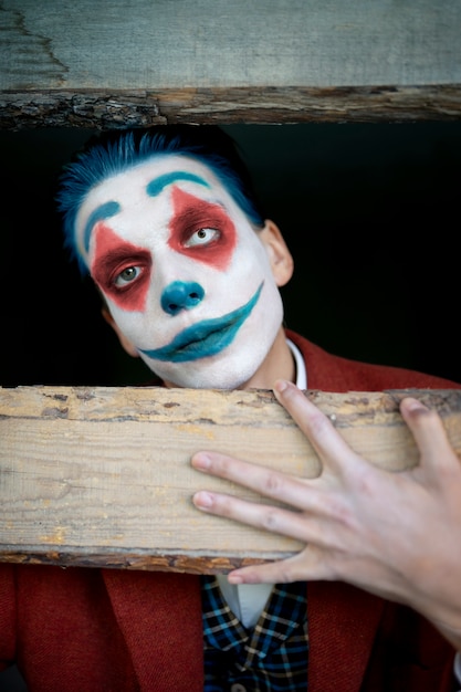 Портрет мужчины со страшным клоунским макияжем