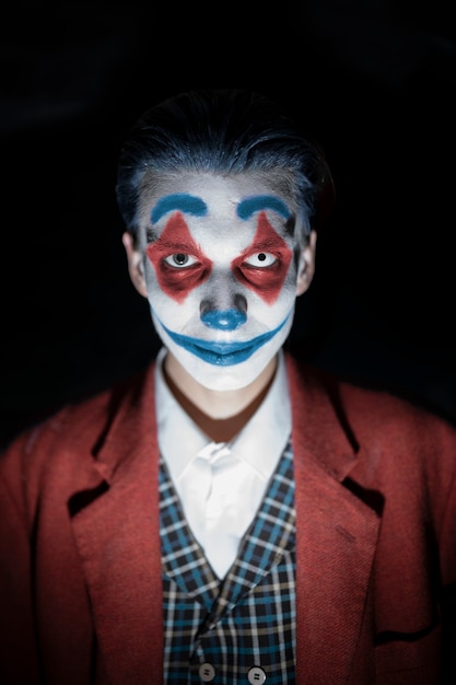 Foto gratuita ritratto di uomo con trucco da clown spaventoso