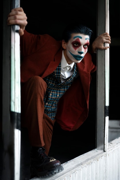 Foto gratuita ritratto di uomo con trucco da clown spaventoso