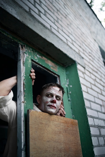 Free photo portrait of man with scary clown make-up