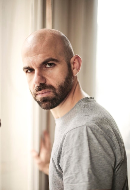 Free photo portrait of a man with serious expression