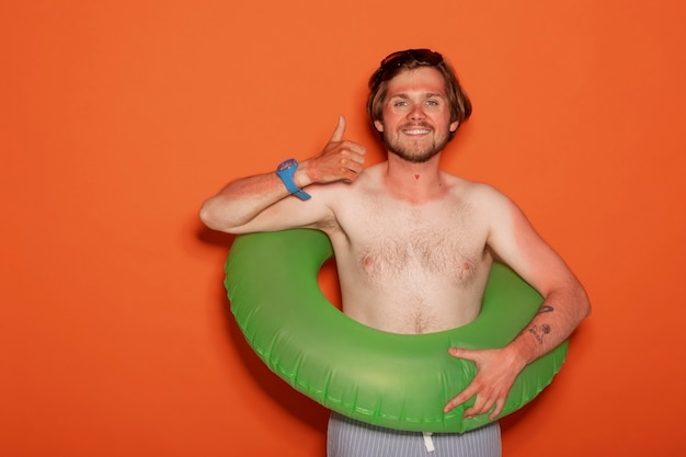 Free photo portrait of man with sunburn marks on skin