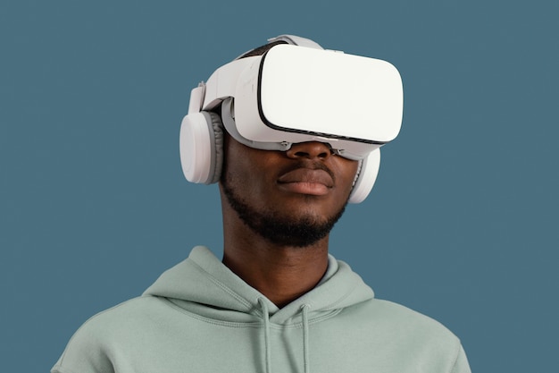 Foto gratuita ritratto di uomo con le cuffie da realtà virtuale