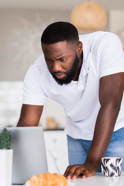 Free photo portrait of man working from home