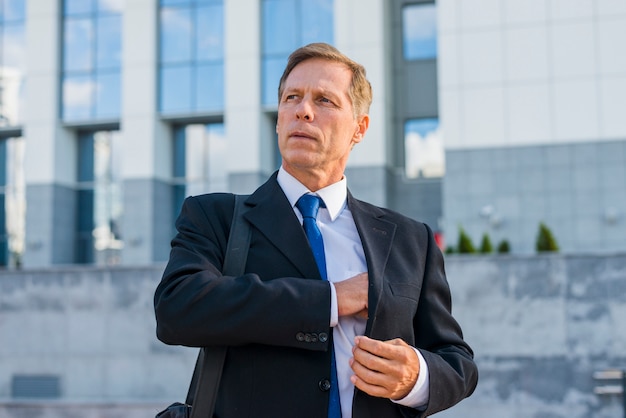 Free photo portrait of a mature businessman in black suit