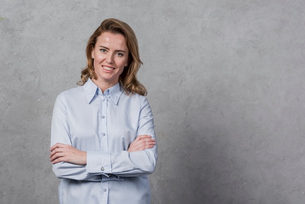 Foto gratuita ritratto di donna matura sorridente