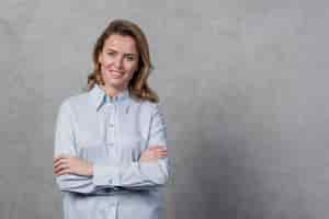 Free photo portrait of mature woman smiling