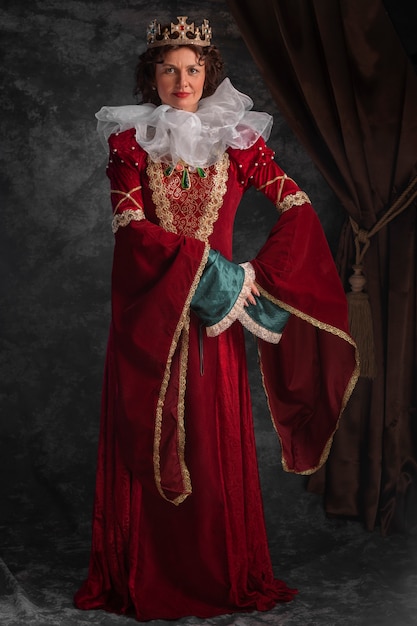 왕실 드레스를 입은 중세 여왕의 초상