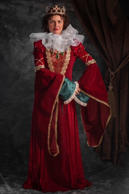 Портрет средневековой королевы в королевском платье