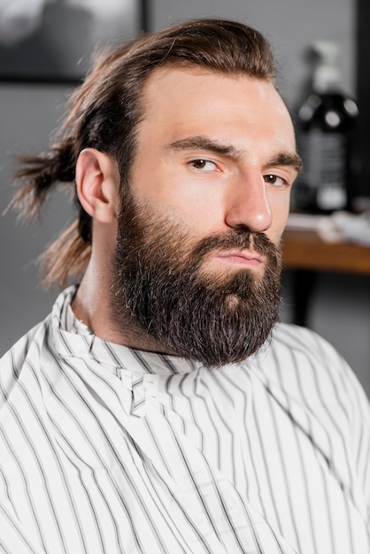 Free photo portrait of a mid adult bearded man