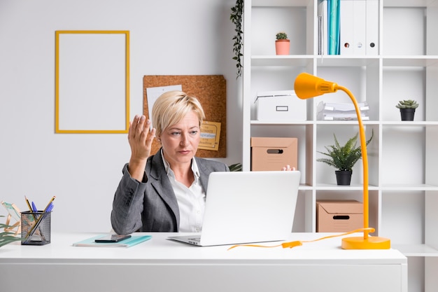 Free photo portrait of middle aged businesswoman in office