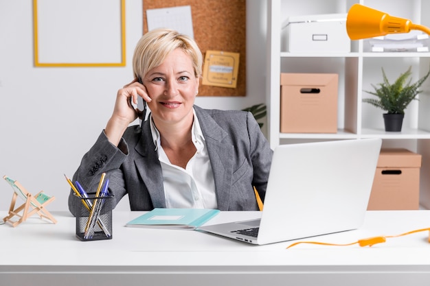 Free photo portrait of middle aged businesswoman in office