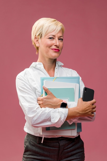 Free photo portrait of middle aged businesswoman