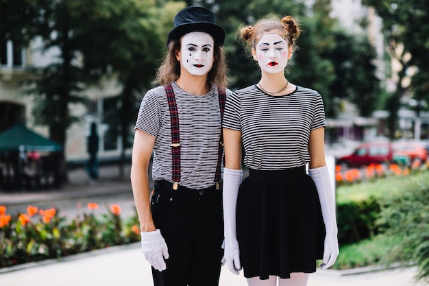 Free photo portrait of a mime couple standing in park