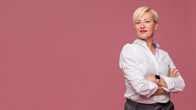 Free photo portrait of modern businesswoman standing