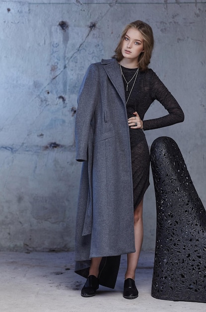 회색 코트에 현대 여성의 초상화입니다.