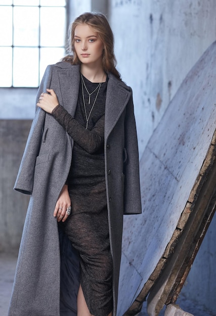 Foto gratuita ritratto di donna moderna in un cappotto grigio.