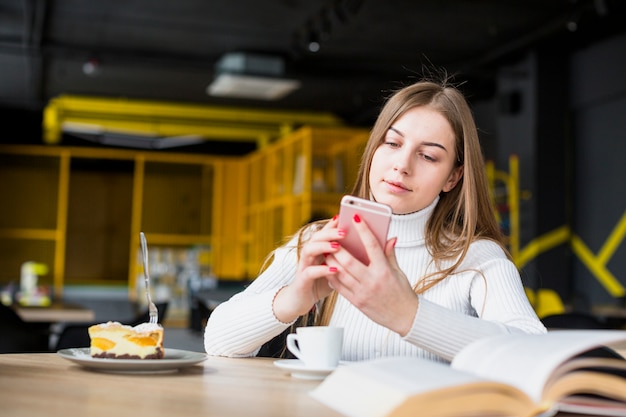 Ritratto della donna moderna in caffetteria