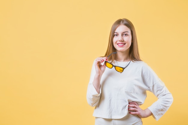 Foto gratuita ritratto di donna moderna con occhiali da sole