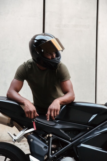 Free photo portrait of a modern young afro american man in helmet