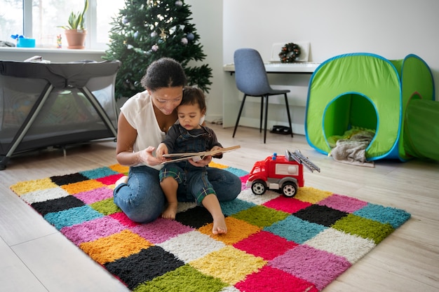 一緒に読んでいる母と子の肖像画