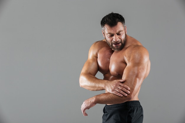 Foto gratuita ritratto di un bodybuilder maschio muscoloso