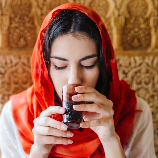 Foto gratuita ritratto della donna musulmana che beve tè