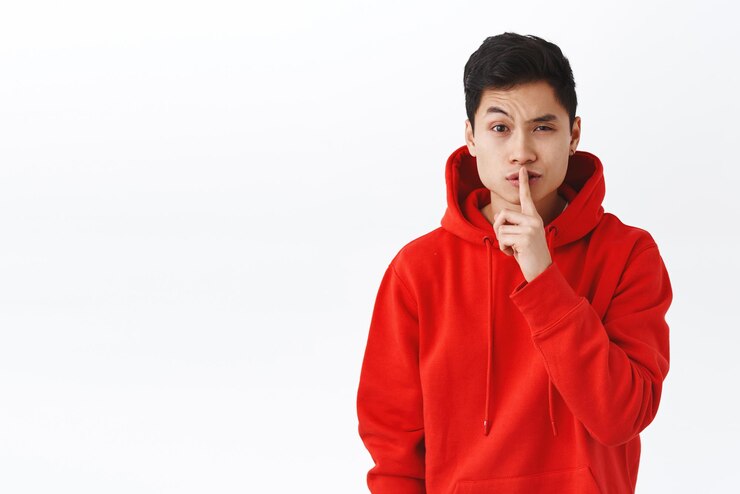 무료 Photo 비밀스럽게 눈썹을 치켜들고 교활하게 보이도록 요구하는 신비한 미남 아시아 남자의 초상화는 놀라움을 가지고 있거나 목소리를 조용히 낮추고 입술 위에 손가락을 대고 조용히 해주세요