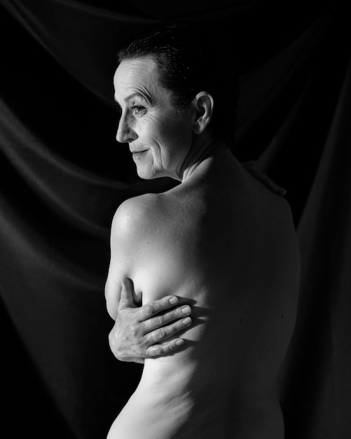 Foto gratuita ritratto di un anziano nudo