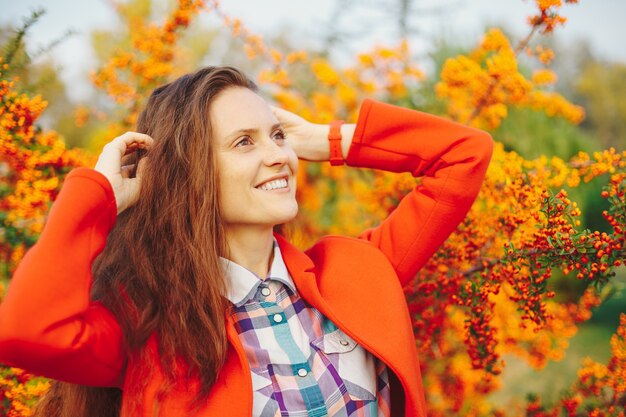 長いウェーブのかかった髪の肖像画自然な笑顔の女性