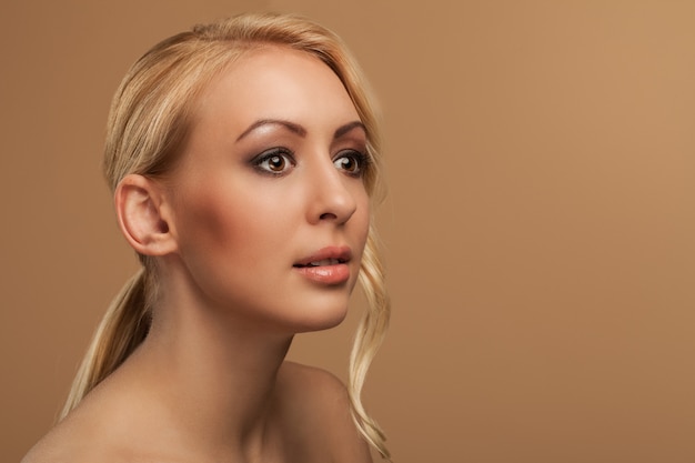 Free photo portrait of natural young woman