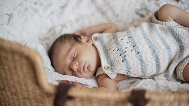 Foto gratuita ritratto di neonato nato dormire