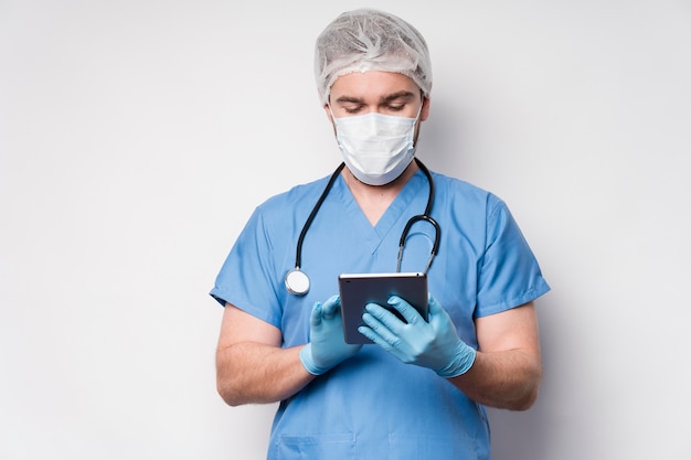 Free photo portrait of nurse browsing tablet