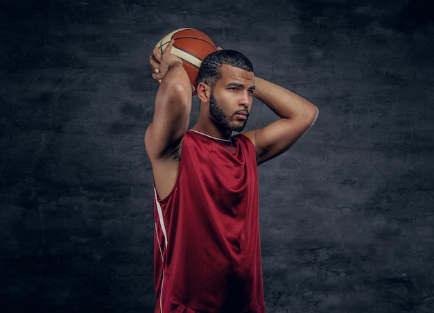 Бесплатное фото Портрет бородатого чернокожего мужчины держит баскетбольный мяч.