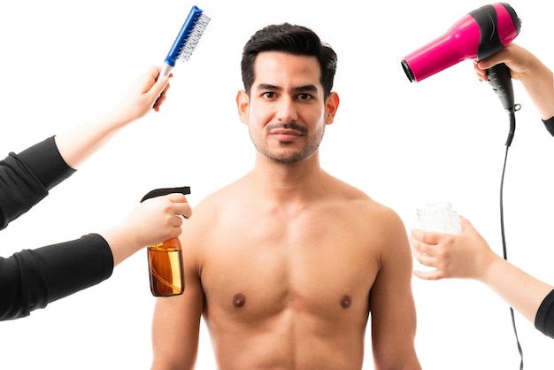 無料写真 白い背景にアイコンタクトをするヒスパニック系男性モデルをグルーミングする美容師の手の肖像画