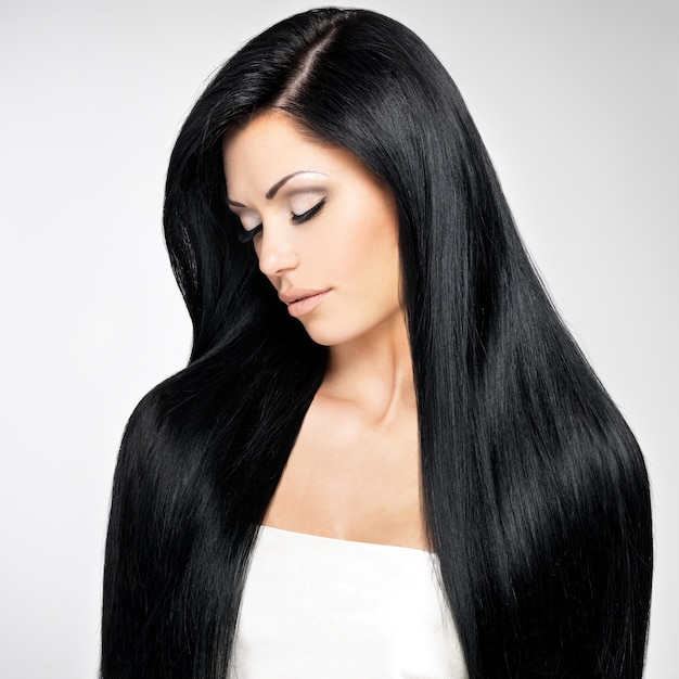 Бесплатное фото Портрет красивой брюнетки с длинными прямыми волосами