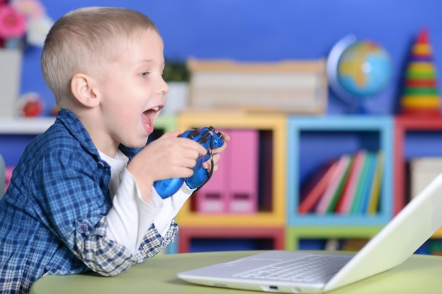 컴퓨터 게임을 하는 소년의 초상화
