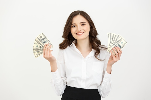 Портрет веселой молодой деловой женщины, держащей денежные банкноты и празднующей