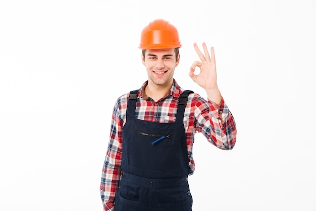 Портрет веселого молодого мужского строителя