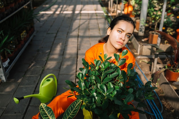 Бесплатное фото Портрет садовника с горшечным растением