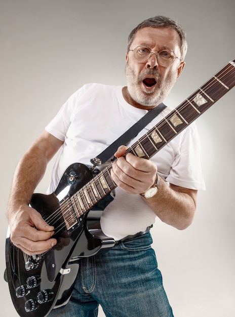 Бесплатное фото Портрет гитариста