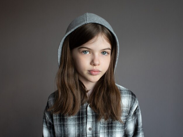 無料の写真 驚きの顔で二人の女の子が紫色の壁の上にとどまっています おしゃれなパーカーとかっこいいメガネを着ています