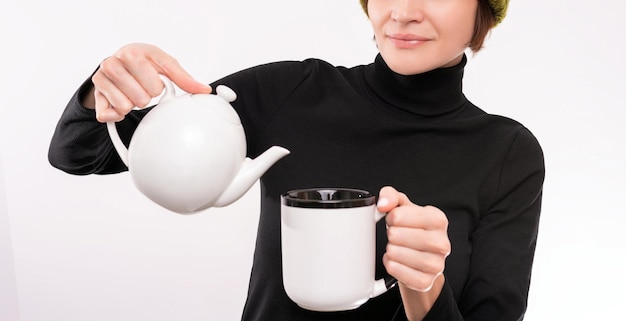 Портрет улыбающейся женщины, наливающей чай из белого чайника. чайная церемония. смешанная техника
