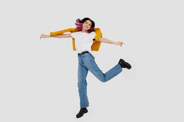 Бесплатное фото Портрет прыгающей девочки-подростка